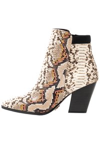 Botín de tobillo con estampado de serpiente, hecho de cuero texturizado, con puntera afilada, detalles en negro y un tacón grueso. Presenta un diseño de patrón intrincado.