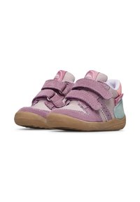 Lila und rosa Kinderschuhe mit Klettverschlüssen, strukturiertem Wildleder- und Stoffoberteil, Gummisohle und Sternmuster-Akzenten an den Seiten.