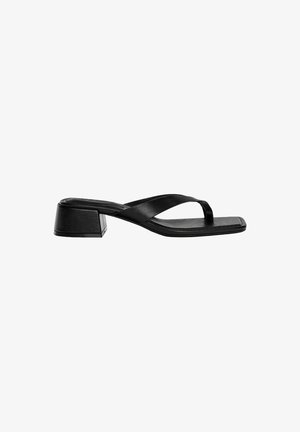Schwarze Leder-High Heel-Sandalen mit einem Zehenstegdesign, quadratischer Zehenpartie und niedrigem Blockabsatz. Glatte Textur mit minimalistischem Stil.