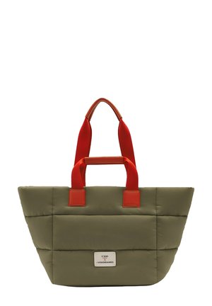 Sac cabas matelassé vert olive avec de larges anses rouges et une étiquette blanche portant l'inscription "UNIO x les VISIONNAIRES" sur le devant.