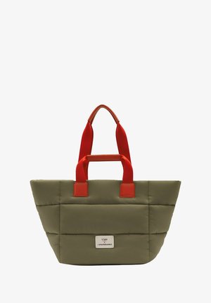 Olivgrüne gesteppte Tragetasche mit breiten roten Griffen und einem weißen Etikett vorne mit der Aufschrift "UNIO x les VISIONNAIRES".
