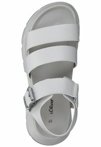 Sandalias blancas con dos correas anchas y una correa ajustable en el tobillo. Hechas de material sintético suave, con una suela redondeada.