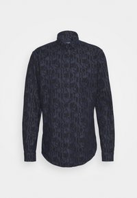 Camicia blu navy con bottoni caratterizzata da un audace motivo testuale di dimensioni diverse. Tessuto morbido con colletto classico e maniche lunghe.