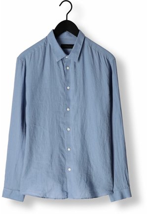 Lichtblauw overhemd met lange mouwen en knopen, met kraag, hangend aan een zwarte hanger tegen een witte achtergrond.