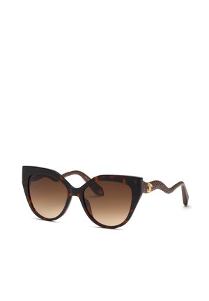 Lunettes de soleil œil de chat en écaille avec verres dégradés marron et branches marron texturées à motif serpent avec détails dorés.