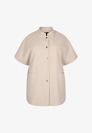 Beige Wolle-Mischgewebe-Oberbekleidung mit einem Mandarin-Kragen, Dreiviertelärmeln, vorderen Knöpfen und zwei seitlichen Taschen. Weiche Textur und minimalistisches Design.