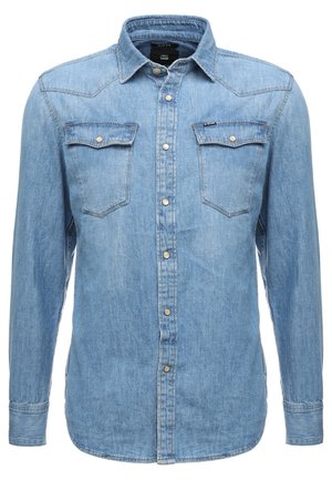 Blaž modri denim srajca z ožjim krojem, dolgimi rokavi, zapenjanjem spredaj na gumb, dvema prsnih žepoma in rahlo ukrivljenim robom.