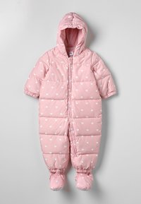 Roze gewatteerde babypak voor de sneeuw met witte hartpatronen, een aangehechte kap, een rits aan de voorkant en ingebouwde voetbedekking.