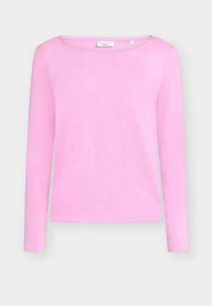 Langärmeliges rosa Baumwollhemd mit rundem Halsausschnitt, flach auf einem hellgrauen Hintergrund liegend dargestellt.