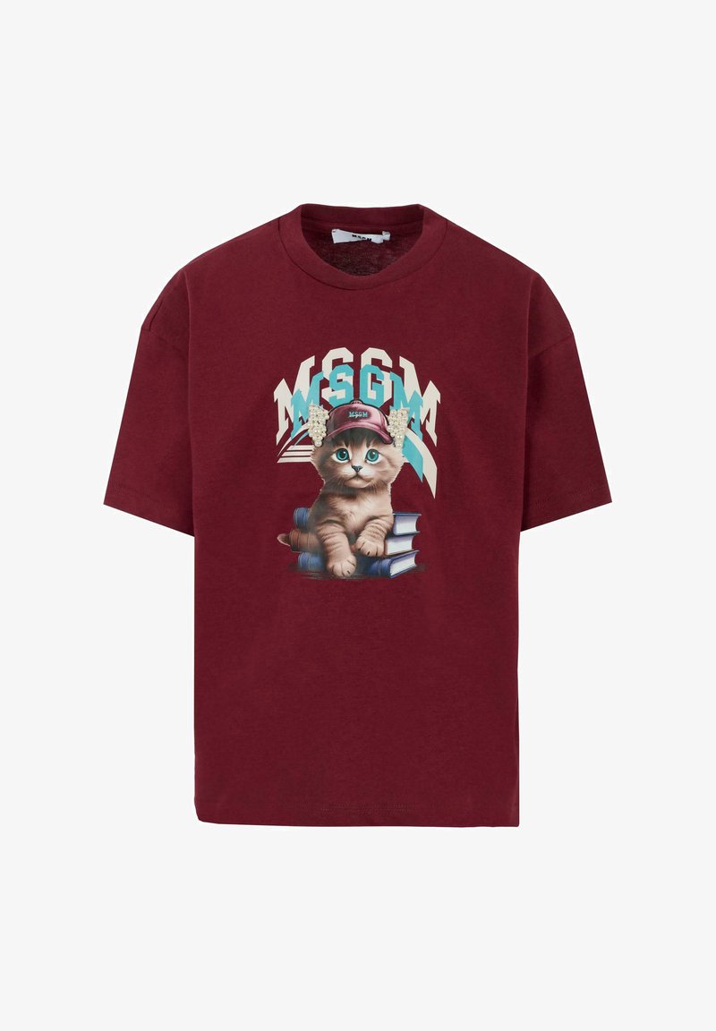 Bordeaux katoenen T-shirt met een afbeelding van een kat met een pet, zittend op gestapelde boeken, met de tekst "MSGM" in teal, crème en wit.