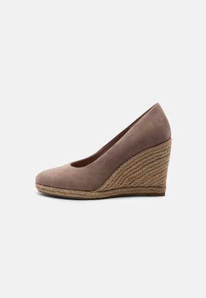Wedge hæl sko i lys taupe ruskind, med en rund tå og en tekstureret jute-indpakket wedge hæl med et fletmønster.