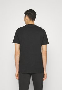 Sort bomulds T-shirt med korte ærmer, rund halsudskæring og standard pasform. Minimalistisk design med en glat overflade og ingen synlige grafikker.