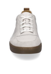 Weiße Leder-Sneaker mit Wildleder-Akzenten, flachen Schnürsenkeln und einer braunen Gummisohle. Merkmale sind ein gesticktes Design und eine Schlaufe an der Ferse.