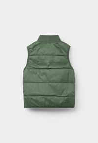 Zelená puffer vest s vysokým límcem, bez rukávů a prošívanými sekcemi, vyrobená z lehkého lesklého materiálu.