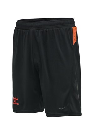 Czarne sportowe szorty z elastycznym pasem, pomarańczowym detalem po boku, czerwonym logo hummel oraz napisem „BEECOOL” przy krawędzi.