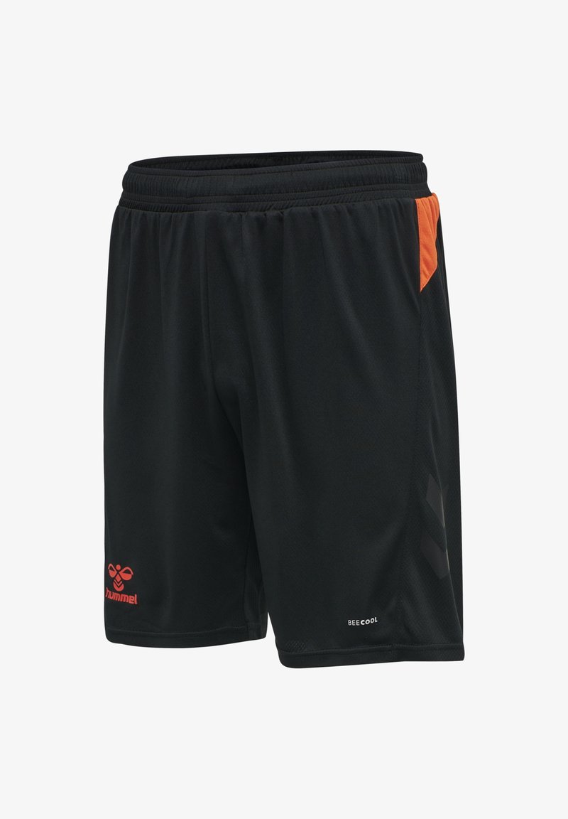 Shorts de sport noirs avec taille élastique, détail orange sur le côté, logo hummel en rouge et texte « BEECOOL » près de l’ourlet.