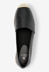 Schwarzer Leder-Schlupfschuh mit einem gewebten beigen Zehenbereich, strukturierter Oberfläche und kontrastierenden Nähten. Innen mit gepolstertem Fußbett.