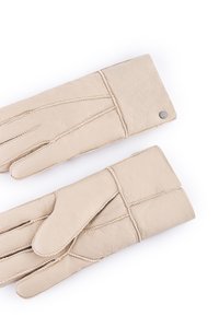 Beige Lederhandschuhe mit glatter Textur, die ein Nahtdesign, feine Nähte und ein kleines metallisches Akzent in der Nähe des Handgelenks aufweisen.