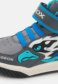 Geox INEK LIGHT UP BOY - Augsti sporta apavi - grey/light blue