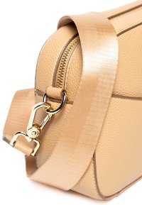 Borsa in pelle beige con zip dorata, caratterizzata da una superficie testurizzata, tracolla regolabile e dettagli in metallo dorato.