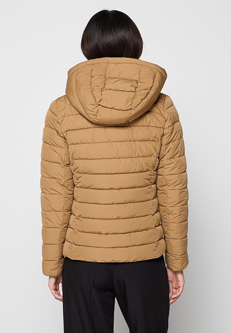 Daunenjacke in Hellbraun mit gesteppter Optik, einer Kapuze und elastischen Bündchen. Glatte Textur, taillierte Silhouette und minimalistischer Stil.