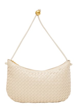 Borsa a mano in pelle intrecciata color beige chiaro con forma curva, hardware in tono oro e un sottile manico regolabile. Presenta una chiusura con zip.