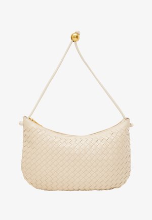 Sac à main en cuir tissé beige clair de forme courbée, avec des accessoires en métal doré et une bandoulière fine et réglable. Il est doté d'une fermeture zippée.