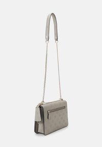 Borsa a tracolla in pelle grigia con un motivo testurizzato, tasca frontale con zip e una tracolla a catena con un pad per spalla in pelle.