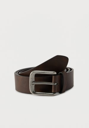 Κυκλωμένη σκουρόχρωμη καφέ δερμάτινη ζώνη με ασημένια ορθογώνια μεταλλική αγκράφα σε απλό φωτεινό φόντο.