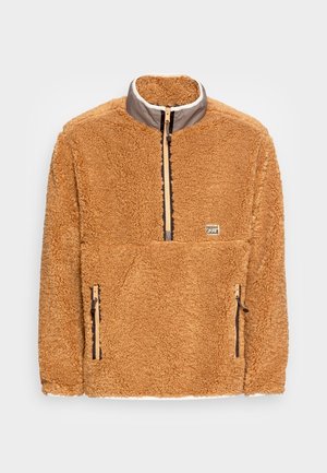 Brązowa bluza sherpa fleece z wysokim kołnierzem, zamkiem na pół przodu i dwoma pionowymi kieszeniami na zamek przy talii.