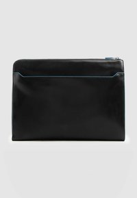 Bolso de mano de cuero negro con textura suave, cierre de cremallera y un detalle azul de contraste a lo largo del borde. Forma rectangular, diseño minimalista.