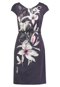 Robe violette à manches courtes, ornée d'un motif floral en rose et blanc, cintrée à la taille avec une ceinture noire. Texture de tissu lisse.