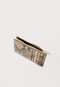 Portofel cu imprimeu de șarpe în nuanțe de maro și bej. Dispune de o închidere cu fermoar auriu și mai multe sloturi pentru carduri pe o parte. Textură netedă.