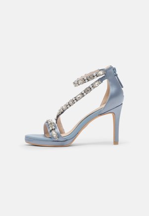 Sandale à talons hauts bleu clair avec des embellissements en cristal, bout ouvert, brides de cheville et finition lisse ; présente un talon aiguille fin.