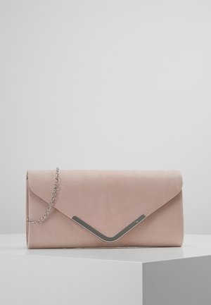 Rechthoekige lichtroze suède clutch met een zilverkleurig V-vormig metalen accent en een dun zilveren kettinghengsel op een witte ondergrond.