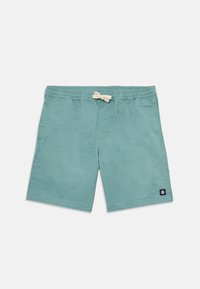Pantaloni corti azzurro chiaro realizzati in tessuto morbido, con una vita elastica e una coulisse crema, e una patch con logo sulla parte inferiore della gamba sinistra.