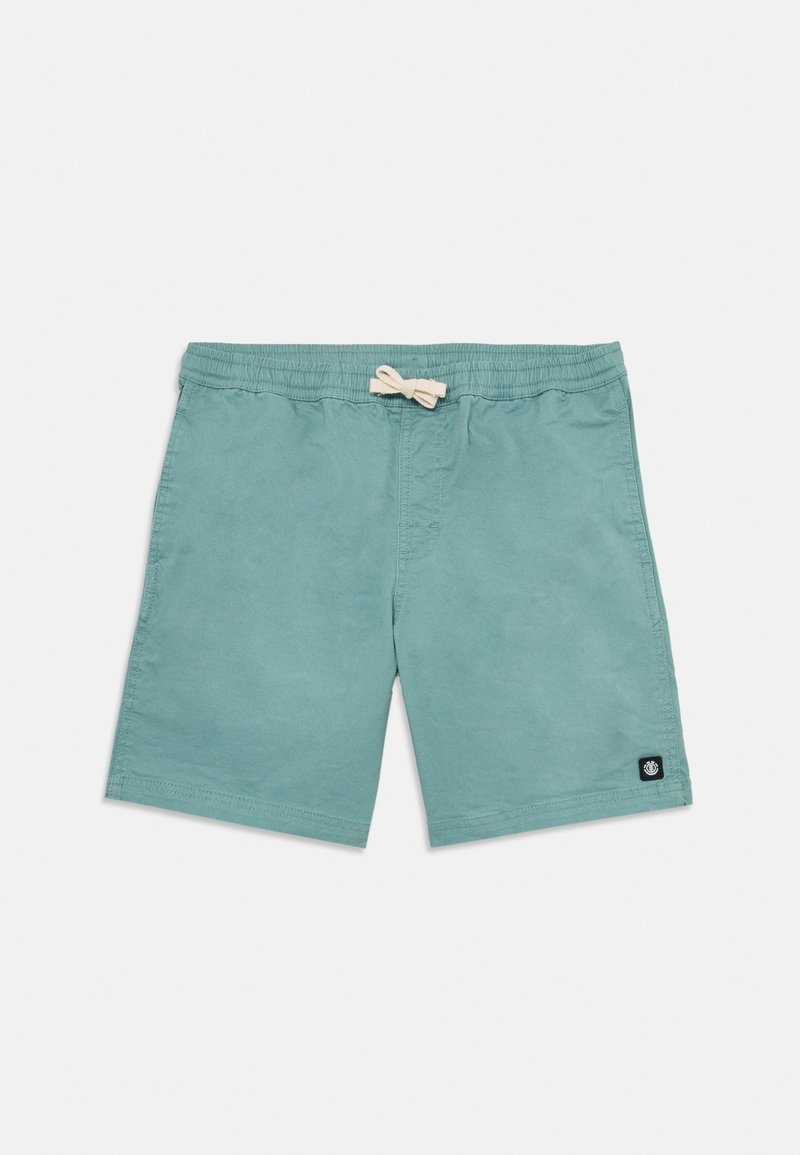 Pantaloni corti azzurro chiaro realizzati in tessuto morbido, con una vita elastica e una coulisse crema, e una patch con logo sulla parte inferiore della gamba sinistra.