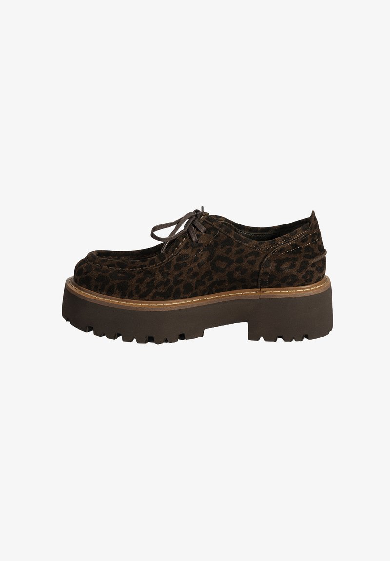 Bruine suède veterschoen met luipaardprint, voorzien van een dikke, robuuste zool en contrasterende stiksel-details over de middenzool.