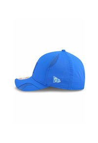 Blaues Baseballcap mit gebogenem Schirm, Stofftextur, seitlichen Belüftungsöffnungen und einem Logo an der Seite.