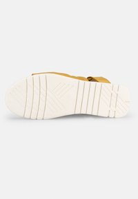 Sandal mit einem gelben Obermaterial, strukturiertem Material und einer weißen Gummisohle mit Rillen für besseren Halt. Einfaches Design, offen für die Zehen.