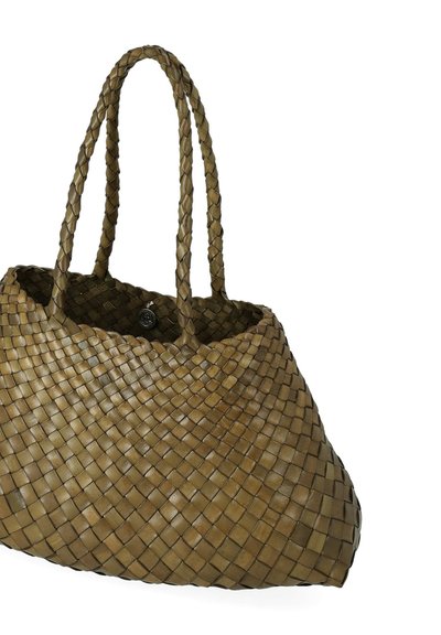 Bolso tote tejido de piel verde oliva con asas trenzadas, que presenta una superficie texturizada y una base redondeada, asegurado con un cierre de presión metálico.