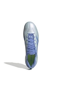 Crampon de football bleu clair avec une finition en cuir lisse, présentant une languette texturée, un design à lacets et une semelle intérieure verte marquée "COPA."