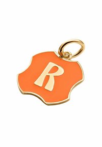 Colgante de esmalte naranja con borde dorado, que presenta una letra "R" texturizada prominente. Incluye un lazo de sujeción redondo dorado.