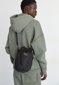 CARRY BAG UNISEX - Keresztpántos táska - black