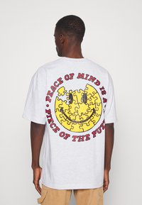 Market PIECE OF MIND UNISEX - T-shirt estampada - ash