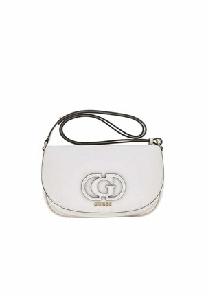 Sac à bandoulière en cuir blanc avec sangle noire réglable, rabat incurvé et logo entrelacé "G" en relief au-dessus de l’inscription dorée "GUESS".