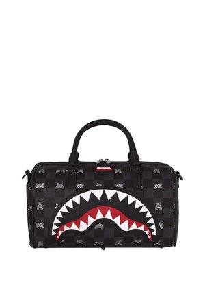 Borsa duffel a quadretti nera con piccole icone bianche e grande grafica della bocca di uno squalo in rosso, bianco e nero sul davanti.