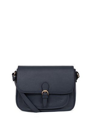 Sac à épaule en cuir marine avec un rabat, présentant une fermeture à boucle, une sangle réglable et une texture lisse. Forme rectangulaire compacte.