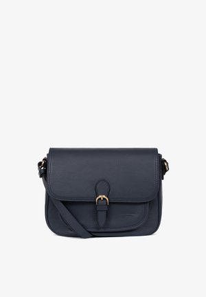 Sac à épaule en cuir marine avec un rabat, présentant une fermeture à boucle, une sangle réglable et une texture lisse. Forme rectangulaire compacte.