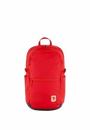 Leuchtend roter Rucksack mit vorderen und seitlichen Reißverschlusstaschen, oberem Griff und kleinem Logo-Patch am unteren Frontbereich.